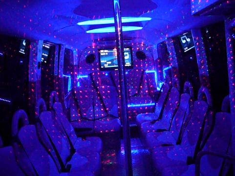 Stripshow im Partybus